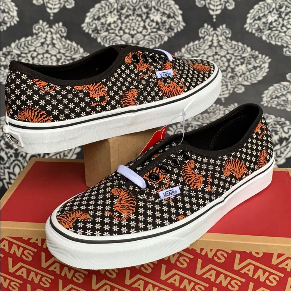 VANS AUTHENTIC TIGER FLORAL BLACK/TRUE WHITE WMNS - Picture 2 of 16